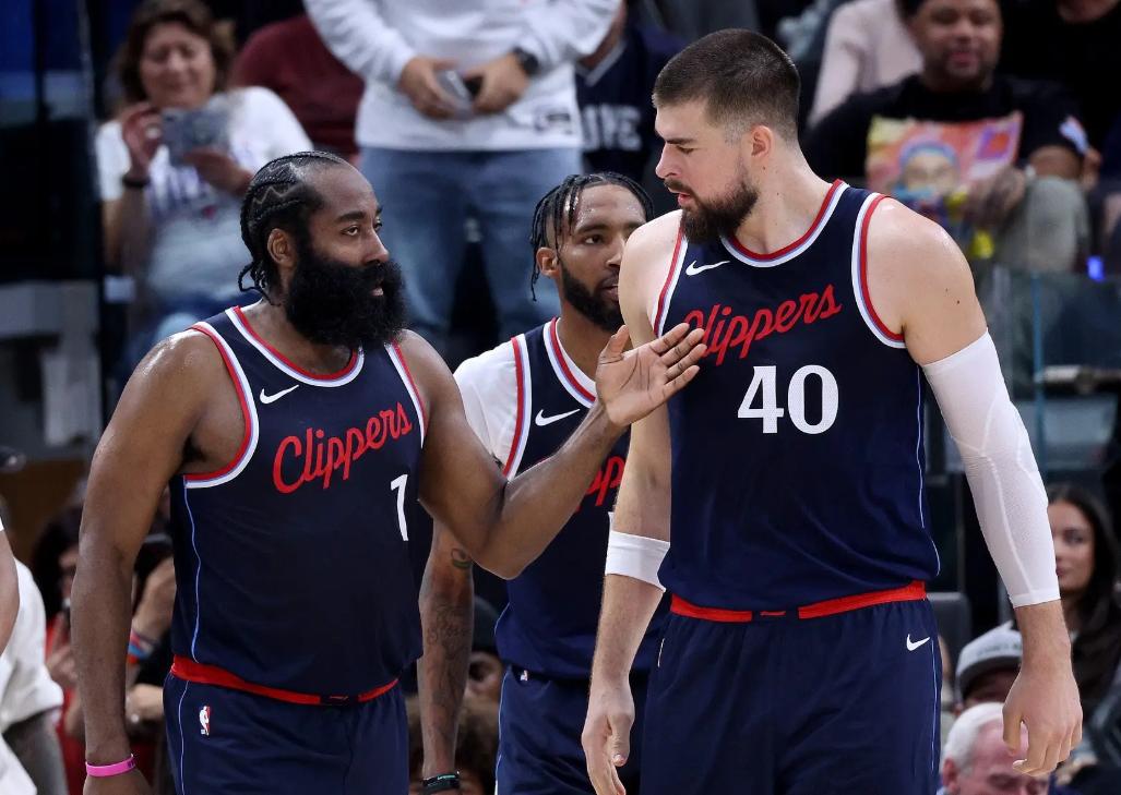 雷竞技电竞转折点！犹他爵士造点机会，全明星赛冲刺阶段攻防权衡，气氛紧张，团队化学反应显著的简单介绍