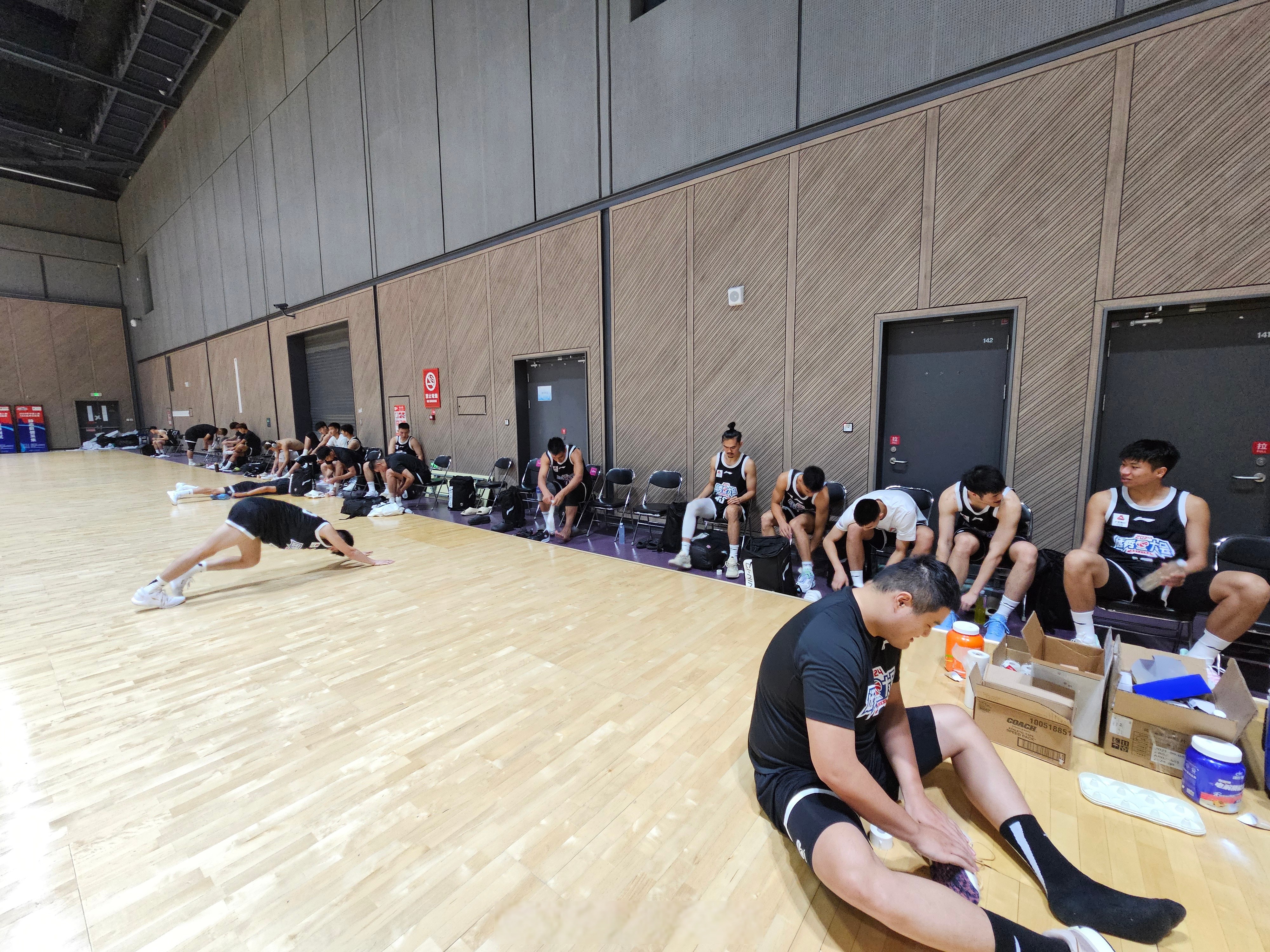 新疆广汇训练开放日，集结日状态回暖引欢呼，CBA季后赛在即，更衣室氛围转暖的简单介绍