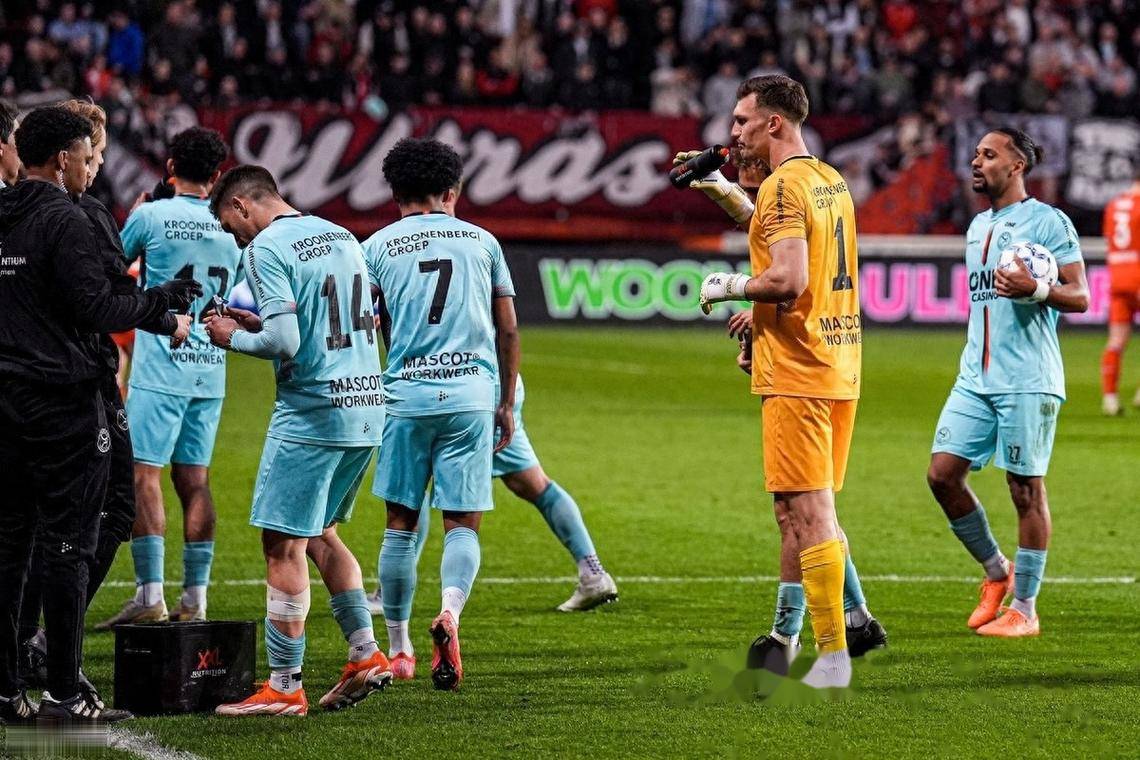 雷竞技在线平台皇家马德里国际比赛日更衣室发声，志在荷甲名次提升，质疑声仍在，更衣室氛围转暖的简单介绍