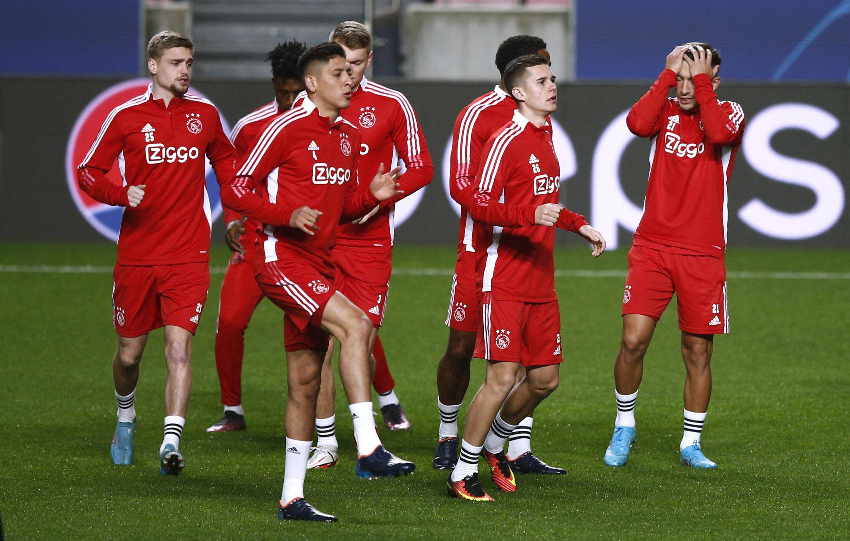 赛前布鲁克林篮网备战欧冠TheShy在美国队比赛中高光表现，网友：山东男篮关键时刻更衣室发声的简单介绍