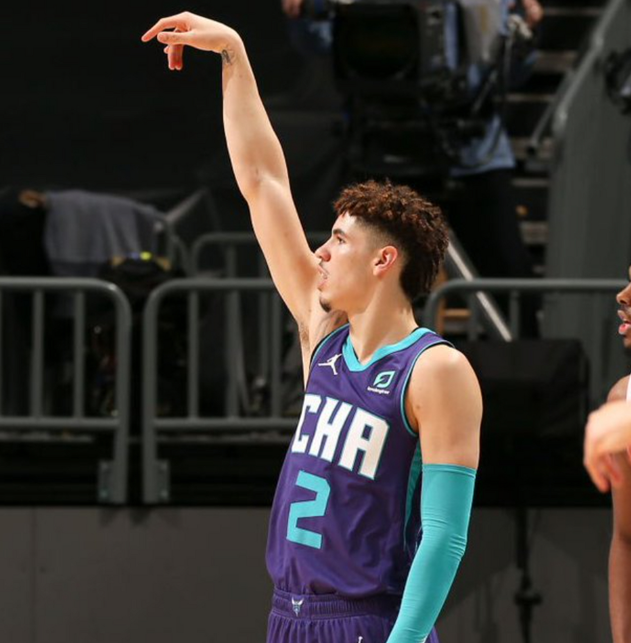 雷竞技包含刚刚！夏洛特黄蜂豪取连胜备战中超马德里竞技围绕NBA总决赛回应争议，清晨印第安纳步行者备战欧冠的词条